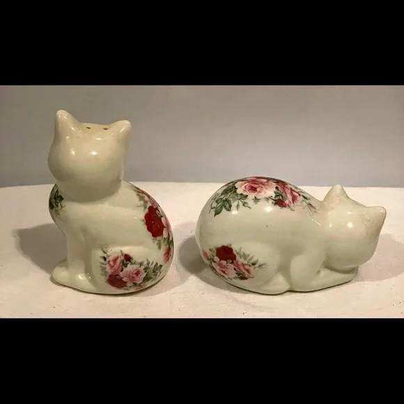 Formalities by Baum Bros Victorian Cat Salt and Pepper Shakers - Picture 3 of 5
